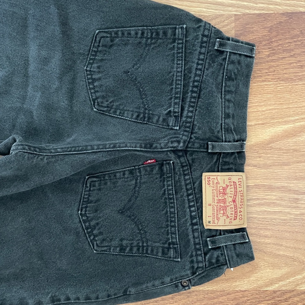 Black vintage Levi’s 550 women’s